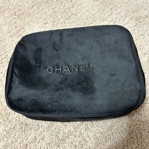 CHANEL Luxurious Black Velvet Case-GWP